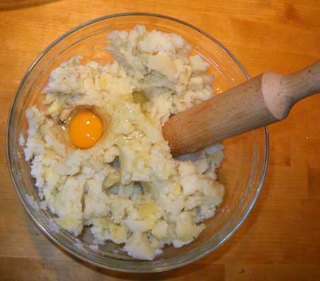 делаем картофельное пюре, добавляем яйцо