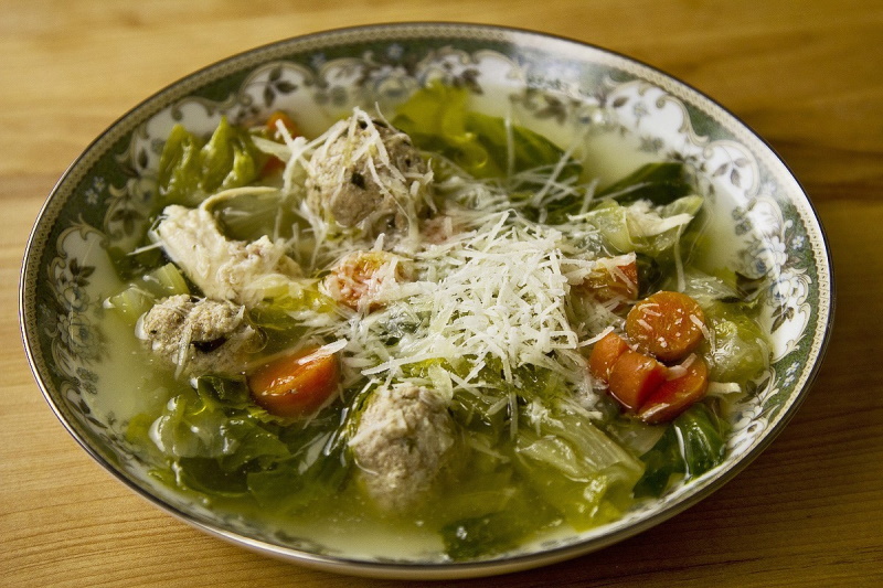 Суп с фрикадельками и салатом эскариоль